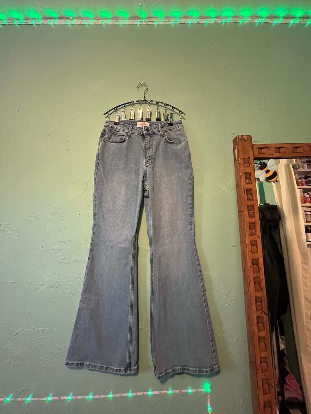 Wrangler High Rise Fierce Flare Size 6X32 Jeans